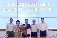 Ông Nguyễn Đăng Nguyên (cầm hoa ở giữa) tại lễ công bố quyết định nhận nhiệm vụ Tổng giám đốc. Ảnh: MobiFone.