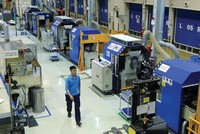 Cần đặt trọng tâm đánh giá Chiến lược Phát triển kinh tế - xã hội 10 năm 2011 - 2020 vào việc thực hiện mục tiêu phát triển kinh tế, đặc biệt là về khía cạnh chất lượng tăng trưởng. Trong ảnh: Nhà máy của ABB Việt Nam. Ảnh: Đức Thanh