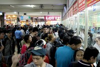 Bến xe Miền Đông thường xuyên quá tải vào dịp lễ, tết. Ảnh: Hữu Nguyên.