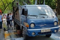 Chiếc xe bị bốc cháy. (Ảnh: TTXVN phát).