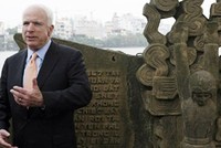 Ông McCain trong lần đến phù điêu tại hồ Trúc Bạch năm 2016. Ảnh: Reuters.
