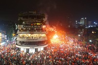 “Biển người” mừng chiến thắng của Olympic Việt Nam ở hồ Hoàn Kiếm