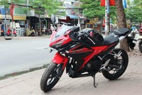 Honda CBR150R 2018 tem màu đỏ-đen mới tại một đại lý ở quận Bình Thạnh, TP HCM.