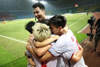 Các cầu thủ Việt Nam ăn mừng sau pha lập công của Văn Toàn trong trận Tứ kết. Ảnh: Đức Đồng.