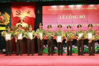 Thứ trưởng Nguyễn Văn Sơn trao quyết định cho các đồng chí giữ chức Phó Cục trưởng Cục Công tác Đảng và công tác chính trị.