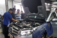 Khách hàng nối ống thở cho GLC tại một đại lý Mercedes ở Sài Gòn.