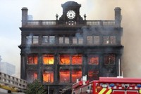 Tòa nhà gần như bị thiêu rụi hoàn toàn. (Nguồn: BBC).