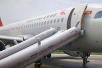 Máy bay của hãng Capital Airlines hạ cánh khẩn cấp xuống sân bay Thâm Quyến hôm nay. Ảnh: Weibo.