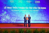 Ông Nghiêm Xuân Thành, Chủ tịch HĐQT Vietcombank (bên trái) trao bản thỏa thuận nguyên tắc thu xếp vốn đối với dự án Nhà máy nhiệt điện Quảng Trạch 1 cho đại diện Tập đoàn Điện lực Việt Nam, ông Dương Quang Thành, Chủ tịch Tập đoàn