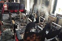 Hầu hết ghế và các thiết bị trong Hội trường UBND xã Hải Lộc bị cháy rụi. Ảnh: Lam Sơn.