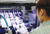 Là một điểm sáng về sản xuất công nghiệp và đầu tư, Việt Nam đang nỗ lực tiến lên trong chuỗi giá trị toàn cầu thông qua việc đa dạng hóa các lĩnh vực sản xuất có giá trị gia tăng cao. Trong ảnh: Nhà máy Samsung Thái Nguyên.