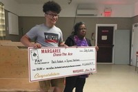 Hai dì cháu từng vui vẻ đi nhận giải, nhưng đến nay mối quan hệ của họ sẽ không thể như trước. Ảnh: CBC.