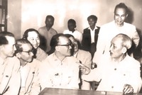 Trong các bài viết, nói chuyện, Chủ tịch Hồ Chí Minh nhiều lần nhấn mạnh đến đổi mới. Trong ảnh: Bác Hồ nói chuyện với các đại biểu tham gia Hội nghị Chính trị đặc biệt.