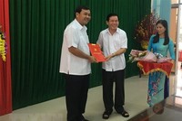 Đồng chí Kim Ngọc Thái (trái) nhận Quyết định chuẩn y Phó Bí thư Tỉnh ủy Trà Vinh. (Ảnh: Thanh Hòa/TTXVN)