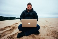 Grant Sabatier đã trở thành triệu phú từ năm 30 tuổi. Ảnh: WBUR.