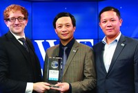 Chủ tịch MBS Lê Quốc Minh và Tổng giám đốc MBS Trần Hải Hà nhận Giải thưởng Dịch vụ Ngân hàng đầu tư tốt nhất.