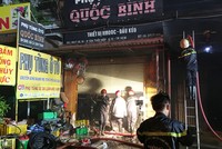 Cảnh sát dập lửa tại hiện trường. Ảnh: Sơn Hòa.