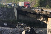 Hiện trường vụ tai nạn giao thông tại vị trí cầu Ngòi Thủ, cao tốc Nội Bài - Lào Cai.