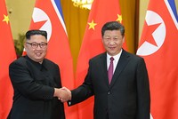 Lãnh đạo Triều Tiên Kim Jong-un bắt tay Chủ tịch Trung Quốc Tập Cận Bình trong lễ đón tiếp ở Đại lễ đường Nhân dân Bắc Kinh ngày 19/6. Ảnh: Xinhua.