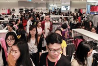 Khách hàng chen chân mua sắm trong ngày H&M ra mắt cửa hàng tại Hà Nội năm ngoái. Ảnh: Anh Tú