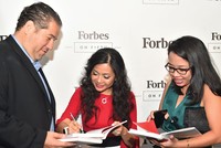 Lần đầu tiên một nữ doanh nhân Việt Nam ra mắt sách tại New York. Cuốn sách chia sẻ cách một doanh nghiệp gia đình tại Việt Nam đạt được lợi thế cạnh tranh toàn cầu.