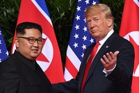 Lãnh đạo Triều Tiên và Tổng thống Mỹ tại hội nghị thượng đỉnh ở Singapore hồi tháng 6. Ảnh: AFP.