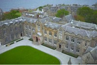 Ngôi trường nơi cô gái theo học. Ảnh: Indiatimes.