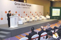 Trong chương trình Diễn đàn Kinh tế thế giới về ASEAN năm 2018 (WEF ASEAN 2018), sáng 11/9/2018, tại Hà Nội, đã chính thức khai mạc Diễn đàn Tăng trưởng châu Á 2018 với chủ đề "Đổi mới để tạo ra thay đổi: Khám phá và truyền cảm hứng". Trong ảnh: Phó thủ tướng Trịnh Đình Dũng phát biểu tại Diễn đàn. Ảnh: Lâm Khánh - TTXVN