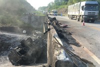 Cầu Ngòi Thủ bị hư hỏng nặng sau tai nạn ngày 5/9. Ảnh: Báo Giao thông