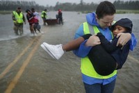 Nhân viên cứu hộ hỗ trợ người dân. Ảnh: AFP.