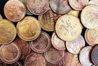 Những đồng xu vàng đã bị đánh tráo thành 3 chiếc cờ lê và 1 chiếc dập ghim. (Nguồn: Crime Russia)