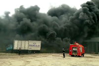 Biển khói bao trùm hơn 1.000 m2 kho tái chế nhựa phế liệu, khu công nghiệp phố Nối. Ảnh: CTV