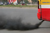 Trong quá trình hoạt động, các phương tiện giao thông thải lượng lớn các chất như: NO2, bụi, CO, hơi xăng, dầu... vào môi trường, gây ô nhiễm, ảnh hưởng đến sức khỏe của con người.