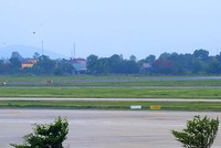 Đường băng sân bay Nội Bài đang bị hư hỏng. Ảnh: Bá Đô