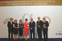 Bà Vũ Thị Bích Thu, Trưởng văn phòng Đại diện Vietcombank tại Singapor (thứ 4 từ trái sang) nhận Giải thưởng từ ông Siddiq Bazarwala, Tổng biên tập Tạp chí Alpha Southeast Asia