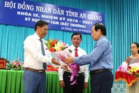 Ông Vương Bình Thạnh - Chủ tịch UBND tỉnh An Giang tặng hoa chúc mừng tân Phó Chủ tịch UBND tỉnh đối với ông Trần Anh Thư.