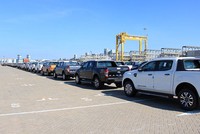 Nhiều xe tải nhập khẩu đổ về Việt Nam trong tháng 8.