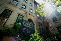 Việc mua nhà với người trẻ Mỹ khó vì nợ sinh viên và tiền trả trước lớn. Ảnh: CNBC.