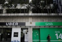 Grab và Uber bị Singapore phạt 9,5 triệu USD vì thương vụ sáp nhập.