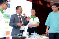 Các chuyên gia thuộc Viện Nghiên cứu và Ứng dụng Kangaroo giới thiệu công nghệ tạo nước Hydrogen .