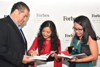 “Vượt lên người khổng lồ” là cuốn sách đầu tiên của một tác giả Việt Nam được ForbesBooks lựa chọn xuất bản và ra mắt tại New York.