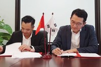 Sản phẩm của Tập đoàn An Phát Holdings đã trở nên thân thuộc tại thị trường châu Âu, Mỹ, Nhật Bản, Hàn Quốc, Singapore, Đài Loan, Phillipines… 
Trong ảnh: Tổng giám đốc Tập đoàn An Phát Đinh Xuân Cường ký hợp tác với đối tác Hàn Quốc.