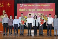 Trưởng Ban Dân vận Trung ương Trương Thị Mai với các đại biểu tại buổi lễ. (Ảnh: Văn Điệp/TTXVN).