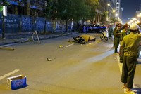 Khung sắt rơi xuống đường khiến 2 người thương vong.