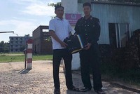 Chiến sĩ Vũ trả lại túi xách cho anh Công. 