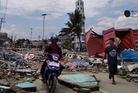 Khung cảnh hoang tàn sau động đất và sóng thần ở Palu. Ảnh: Reuters.