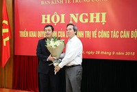 Ông Nguyễn Văn Bình tặng hoa chúc mừng tân Phó Bí thư Thường trực Tỉnh uỷ Thái Bình.