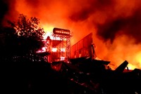 Biển lửa bao trùm nhà xưởng công ty gỗ.  Ảnh: Nguyệt Triều.