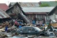 Người dân Palu tìm lại đồ đạc sau động đất. Ảnh: RTE..