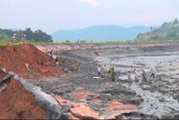 Hiện trường hồ chứa chất thải độc hại của nhà máy phân đạm Lào Cai bị vỡ. Ảnh: Thanh Tuấn.